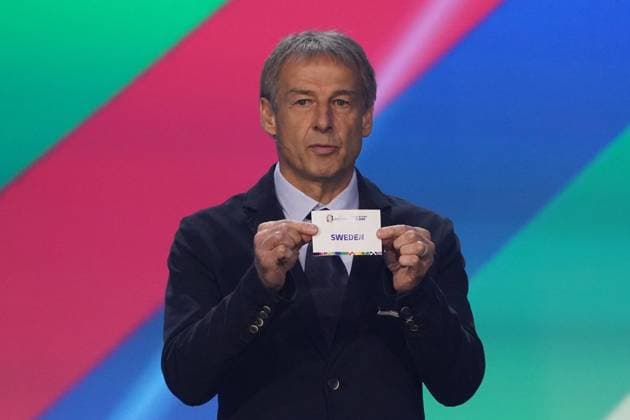 Jürgen Klinsmann (Deutschland) zieht Schweden aus dem Lostopf 3 bei der Auslosung der Qualifikationsgruppen zur Europameisterschaft 2024 in der Frankfurter Festhalle - Frankfurt 09.10.2022: EURO2024 Qualifying Draw EM 2024 Auslosung der Qualifikationsgruppen, Festhalle Frankfurt