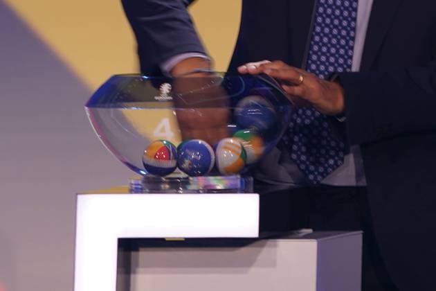 Demetrio Albertini (Italien) zieht aus dem Lostopf 4 bei der Auslosung der Qualifikationsgruppen zur Europameisterschaft 2024 in der Frankfurter Festhalle - Frankfurt 09.10.2022: EURO2024 Qualifying Draw EM 2024 Auslosung der Qualifikationsgruppen, Festhalle Frankfurt