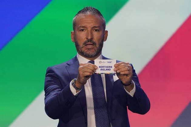Gianluca Zambrotta (Italien) zieht Nordirland aus dem Lostopf 5 bei der Auslosung der Qualifikationsgruppen zur Europameisterschaft 2024 in der Frankfurter Festhalle - Frankfurt 09.10.2022: EURO2024 Qualifying Draw EM 2024 Auslosung der Qualifikationsgruppen, Festhalle Frankfurt