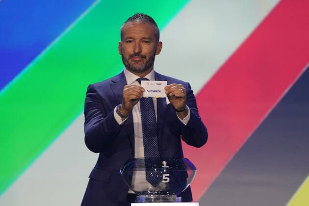 Gianluca Zambrotta (Italien) zieht die Slowakei aus dem Lostopf 5 bei der Auslosung der Qualifikationsgruppen zur Europameisterschaft 2024 in der Frankfurter Festhalle - Frankfurt 09.10.2022: EURO2024 Qualifying Draw EM 2024 Auslosung der Qualifikationsgruppen, Festhalle Frankfurt