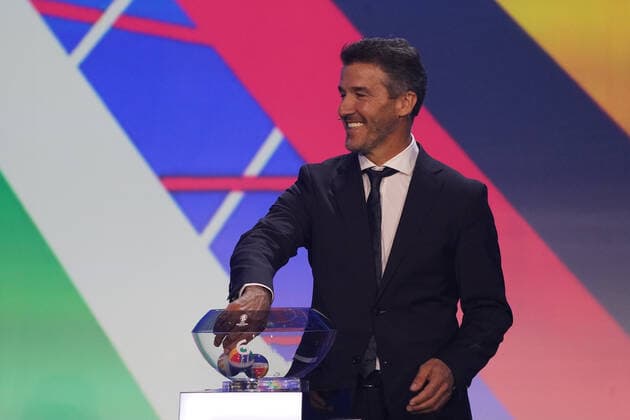 Karl-Heinz Riedle (Deutschland) zieht aus dem Lostopf 6 bei der Auslosung der Qualifikationsgruppen zur Europameisterschaft 2024 in der Frankfurter Festhalle - Frankfurt 09.10.2022: EURO2024 Qualifying Draw EM 2024 Auslosung der Qualifikationsgruppen, Festhalle Frankfurt