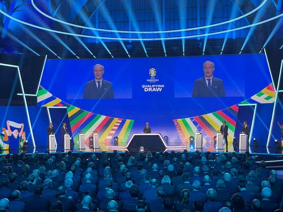 Voll besetzter Saal bei der Auslosung der Qualifikationsgruppen zur Europameisterschaft 2024 in der Frankfurter Festhalle - Frankfurt 09.10.2022: EURO2024 Qualifying Draw EM 2024 Auslosung der Qualifikationsgruppen, Festhalle Frankfurt