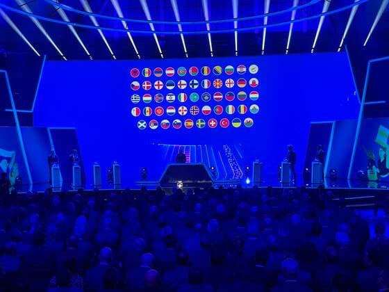 Voll besetzter Saal bei der Auslosung der Qualifikationsgruppen zur Europameisterschaft 2024 in der Frankfurter Festhalle - Frankfurt 09.10.2022: EURO2024 Qualifying Draw EM 2024 Auslosung der Qualifikationsgruppen, Festhalle Frankfurt