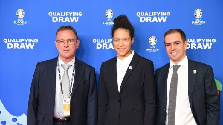 Sport Themen der Woche KW40 Sport Bilder des Tages 09.10.2022 Frankfurt am Main, EURO2024 Qualifying Draw EM 2024 Auslosung der Qualifikationsgruppen, Festhalle Frankfurt Ralf Rangnick Trainer der österreichischen Fußballnationalmannschaft EURO 2024-Botschafterin Celia Sasic EURO 2024-Turnierdirektor Philipp Lahm emspor, DFL regulations prohibit any use of photographs as image sequences and or quasi-video *** 09 10 2022 Frankfurt am Main, EURO2024 Qualifying Draw EURO 2024 Draw of Qualifying Groups, Festhalle Frankfurt Ralf Rangnick Coach of the Austrian National Football Team EURO 2024 Ambassador Celia Sasic EURO 2024 Tournament Director Philipp Lahm emspor, DFL regulations prohibit any use of photographs as image sequences and or quasi video