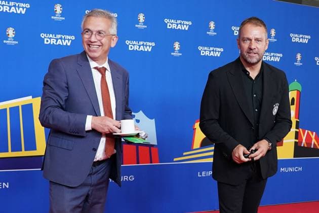 Frankfurts Oberbürgermeister Peter Feldmannn kommt mit einer Kaffeetasse auf den Roten Teppich und sorgt für einen weiteren faux pas bei der Auslosung der Qualifikationsgruppen zur Europameisterschaft 2024 in der Frankfurter Festhalle, Bundestrainer Hansi Flick (Deutschland Germany) guckt irritiert - Frankfurt 09.10.2022: EURO2024 Qualifying Draw EM 2024 Auslosung der Qualifikationsgruppen, Festhalle Frankfurt