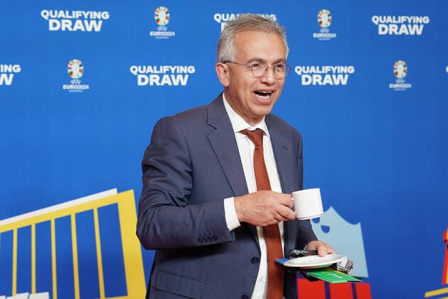 Frankfurts Oberbürgermeister Peter Feldmannn kommt mit einer Kaffeetasse auf den Roten Teppich und sorgt für einen weiteren faux pas bei der Auslosung der Qualifikationsgruppen zur Europameisterschaft 2024 in der Frankfurter Festhalle, Bundestrainer Hansi Flick (Deutschland Germany) guckt irritiert - Frankfurt 09.10.2022: EURO2024 Qualifying Draw EM 2024 Auslosung der Qualifikationsgruppen, Festhalle Frankfurt