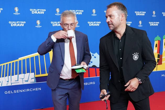Sport Themen der Woche KW40 Sport Bilder des Tages Frankfurts Oberbürgermeister Peter Feldmannn kommt mit einer Kaffeetasse auf den Roten Teppich und sorgt für einen weiteren faux pas bei der Auslosung der Qualifikationsgruppen zur Europameisterschaft 2024 in der Frankfurter Festhalle, Bundestrainer Hansi Flick (Deutschland Germany) guckt irritiert - Frankfurt 09.10.2022: EURO2024 Qualifying Draw EM 2024 Auslosung der Qualifikationsgruppen, Festhalle Frankfurt *** Frankfurts mayor Peter Feldmannn comes with a coffee cup on the red carpet and provides another faux pas at the draw of the qualifying groups for the European Championship 2024 in Frankfurts Festhalle, national coach Hansi Flick Germany Germany looks irritated Frankfurt 09 10 2022 EURO2024 Qualifying Draw EM 2024 Draw of the qualifying groups, Festhalle Frankfurt