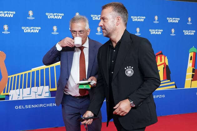 Frankfurts Oberbürgermeister Peter Feldmannn kommt mit einer Kaffeetasse auf den Roten Teppich und sorgt für einen weiteren faux pas bei der Auslosung der Qualifikationsgruppen zur Europameisterschaft 2024 in der Frankfurter Festhalle, Bundestrainer Hansi Flick (Deutschland Germany) guckt irritiert - Frankfurt 09.10.2022: EURO2024 Qualifying Draw EM 2024 Auslosung der Qualifikationsgruppen, Festhalle Frankfurt