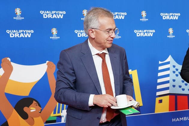 Frankfurts Oberbürgermeister Peter Feldmannn kommt mit einer Kaffeetasse auf den Roten Teppich und sorgt für einen weiteren faux pas bei der Auslosung der Qualifikationsgruppen zur Europameisterschaft 2024 in der Frankfurter Festhalle - Frankfurt 09.10.2022: EURO2024 Qualifying Draw EM 2024 Auslosung der Qualifikationsgruppen, Festhalle Frankfurt