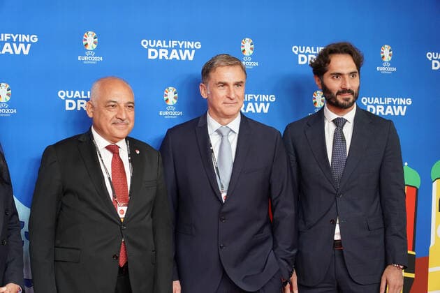 Türkische Delegation mit Nationaltrainer Stefan Kuntz und Halil Altintop bei der Auslosung der Qualifikationsgruppen zur Europameisterschaft 2024 in der Frankfurter Festhalle - Frankfurt 09.10.2022: EURO2024 Qualifying Draw EM 2024 Auslosung der Qualifikationsgruppen, Festhalle Frankfurt