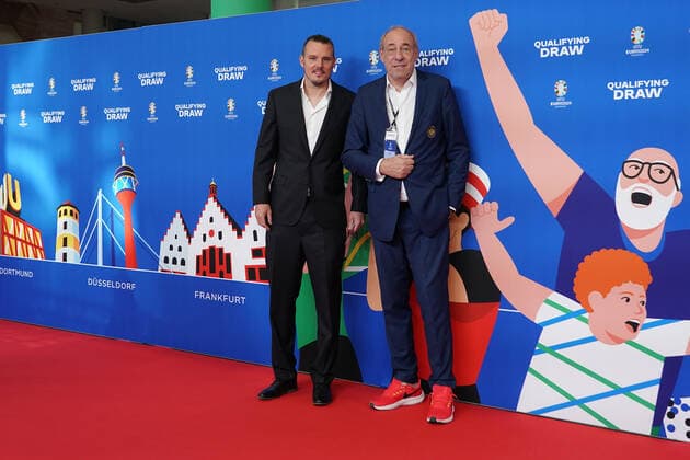 Eintracht Präsident Peter Fischer und Alex Meier kommen zur Auslosung der Qualifikationsgruppen zur Europameisterschaft 2024 in der Frankfurter Festhalle - Frankfurt 09.10.2022: EURO2024 Qualifying Draw EM 2024 Auslosung der Qualifikationsgruppen, Festhalle Frankfurt