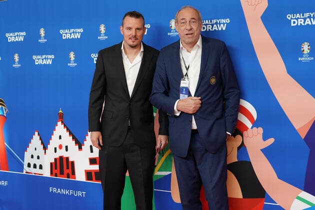 Eintracht Präsident Peter Fischer und Alex Meier kommen zur Auslosung der Qualifikationsgruppen zur Europameisterschaft 2024 in der Frankfurter Festhalle - Frankfurt 09.10.2022: EURO2024 Qualifying Draw EM 2024 Auslosung der Qualifikationsgruppen, Festhalle Frankfurt