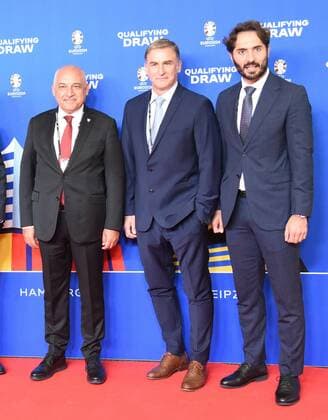 09.10.2022 Frankfurt am Main, EURO2024 Qualifying Draw EM 2024 Auslosung der Qualifikationsgruppen, Festhalle Frankfurt Türkische Delegation mit Präsident Mehmet Büyükeksi, Nationaltrainer Stefan Kuntz und Halil Altintop