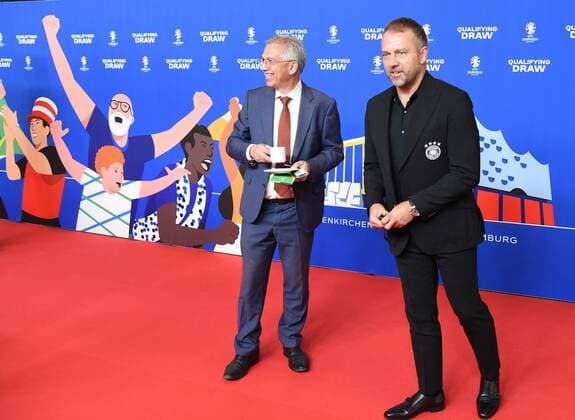 09.10.2022 Frankfurt am Main, EURO2024 Qualifying Draw EM 2024 Auslosung der Qualifikationsgruppen, Festhalle Frankfurt Bundestrainer Hansi Flick (Deutschland Germany) sichtlich irritiert neben Frankfurts Oberbürgermeister Peter Feldmann mit Kaffeetase auf dem roten Teppich emspor, DFL regulations prohibit any use of photographs as image sequences and or quasi-video
