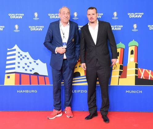 09.10.2022 Frankfurt am Main, EURO2024 Qualifying Draw EM 2024 Auslosung der Qualifikationsgruppen, Festhalle Frankfurt Eintracht Frankfurt Präsident Peter Fischer mit FußballgottAlexander Meier emspor, DFL regulations prohibit any use of photographs as image sequences and or quasi-video