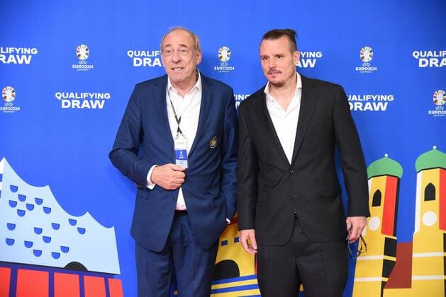 09.10.2022 Frankfurt am Main, EURO2024 Qualifying Draw EM 2024 Auslosung der Qualifikationsgruppen, Festhalle Frankfurt Eintracht Frankfurt Präsident Peter Fischer mit FußballgottAlexander Meier emspor, DFL regulations prohibit any use of photographs as image sequences and or quasi-video