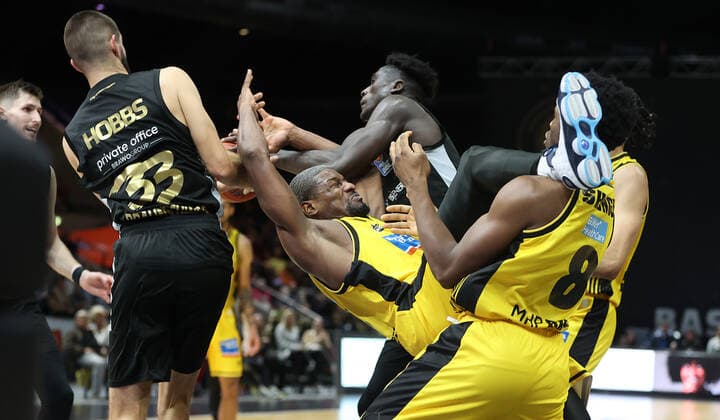 Sport Themen der Woche KW40 Sport Bilder des Tages Bravdon Hobbs (Basketball Loewen Braunschweig), Jilson Bango (Basketball Loewen Braunschweig), Yorman Polas Bartolo (MHP Riesen Ludwigsburg), Ben Shungu (MHP Riesen Ludwigsburg), ganz links David Kraemer (Basketball Loewen Braunschweig) Basketball, Herren, Saison 2022-2023, easyCredit Basketball-Bundesliga, Basketball Loewen Braunschweig gegen Riesen Ludwigsburg *** Bravdon Hobbs Basketball Loewen Braunschweig , Jilson Bango Basketball Loewen Braunschweig , Yorman Polas Bartolo MHP Riesen Ludwigsburg , Ben Shungu MHP Riesen Ludwigsburg , far left David Kraemer Basketball Loewen Braunschweig Basketball, men, season 2022 2023, easyCredit Basketball Bundesliga, Basketball Loewen Braunschweig vs. Riesen Ludwigsburg