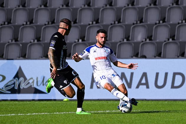 Adrien Thomasson ( 10 - Strasbourg ) - Miha BLAZIC ( 5 - Angers ) - FOOTBALL : Angers vs Strasbourg - Ligue 1 - 09 10 2022 FedericoPestellini Panoramic 