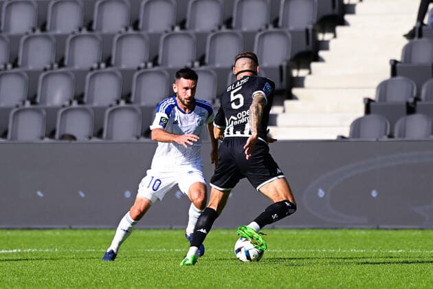 Adrien Thomasson ( 10 - Strasbourg ) - Miha BLAZIC ( 5 - Angers ) - FOOTBALL : Angers vs Strasbourg - Ligue 1 - 09 10 2022 FedericoPestellini Panoramic 