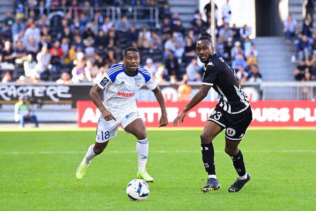 RonaÃ«l Pierre Gabriel ( 18 - Strasbourg ) - Souleyman DOUMBIA ( 3 - Angers ) - FOOTBALL : Angers vs Strasbourg - Ligue 1 - 09 10 2022 FedericoPestellini Panoramic 