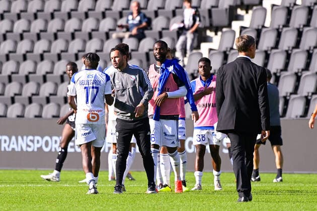 Joie des joueurs de Strasbourg en fin de match apres sa victoire - BELLEGARDE Jean Ricner ( 17 - Strasbourg ) - Mathieu Le Scornet ( entraineur adjoint Strasbourg ) - FOOTBALL : Angers vs Strasbourg - Ligue 1 - 09 10 2022 FedericoPestellini Panoramic 