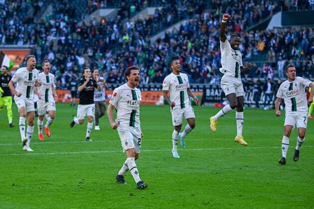 GER, 1.FBL, Borussia Mönchengladbach vs. 1.FC Köln 09.10.2022, Borussia-Park, Mönchengladbach , GER, 1.FBL, Borussia Mönchengladbach vs. 1.FC Köln im Bild picture shows Schlussjubel: Jonas Hofmann (Borussia Mönchengladbach 23) und Marcus Thuram (Borussia Mönchengladbach 10) springen vor der Nordkurve hoch.