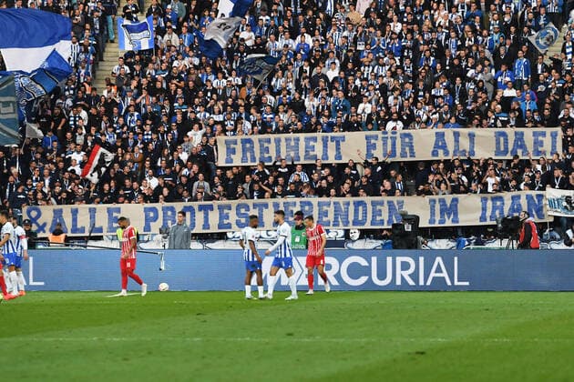 Fussball, Herren, Saison 2022 2023, 1. Bundesliga (9. Spieltag), Hertha BSC - SC Freiburg, Die Fans von Hertha BSC mit einem Banner Freiheit fuer Ali Daei & alle protestierenden im Iran., 09.10. 2022, *** Football, men, season 2022 2023, 1 Bundesliga 9 matchday , Hertha BSC SC Freiburg, The fans of Hertha BSC with a banner Freedom for Ali Daei all protesters in Iran , 09 10 2022, Copyright: xSebastianxRäppold MatthiasxKochx