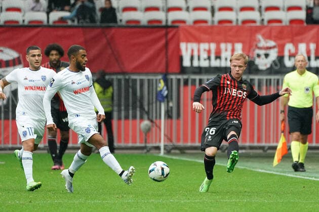 Melvin Bard (OGC Nice) - Tristan DingomÃ (Troyes) FOOTBALL : OGC Nice vs Troyes - Ligue 1 Uber Eats - Nice - 09 10 2022 NorbertScanella Panoramic 