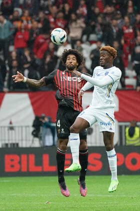 Dante (OGC Nice) - Ike Dominique Ugbo (Troyes) FOOTBALL : OGC Nice vs Troyes - Ligue 1 Uber Eats - Nice - 09 10 2022 NorbertScanella Panoramic 