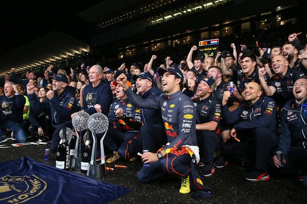 Formula 1 2022 Honda Japanese Grand Prix 09.10.2022, Suzuka International Racing Course, Suzuka, Formula 1 2022 Honda Japanese Grand Prix , im Bild Die Red Bull Racing Mannschaft feiert den Weltmeistertitel von Max Verstappen (NEL), Oracle Red Bull Racing.