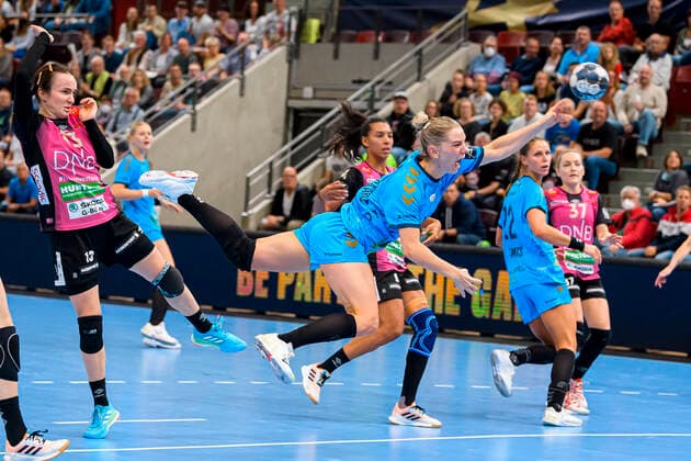 Sport Themen der Woche KW40 Sport Bilder des Tages Ludwigsburg, Deutschland 09. Oktober 2022: Handball EHF CL - 22 23 - SG BBM Bietigheim vs. Vipers Kristiansand Trine Ostergaard (Bietigheim) Ludwigsburg MHP Arena Baden-Württemberg Deutschland *** Ludwigsburg, Germany 09 October 2022 Handball EHF CL 22 23 SG BBM Bietigheim vs Vipers Kristiansand Trine Ostergaard Bietigheim Ludwigsburg MHP Arena Baden Württemberg Germany