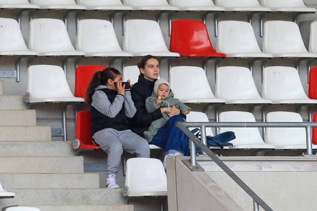 Erfurt , 081022 , Fussball Regionalliga Nordost FC Rot Weiss Erfurt gegen Hertha BSC 2 im Bild: Louisa El - Jindaoui, Ehefrau von Nader El - Jindaoui (Berlin) und das gemeinsame Kind Imani auf der Tribüne