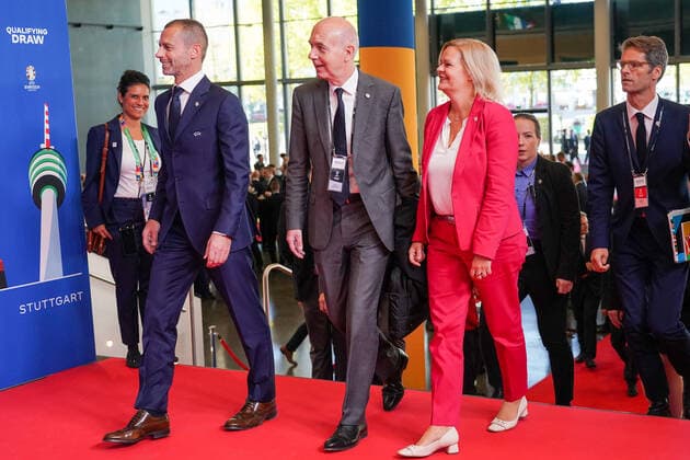 UEFA Präsident Aleksander Ceferin (l), DFB-Präsident Bernd Neuendorf (M.) und Innenministerin Nancy Faeser (r.) bei der Auslosung der Qualifikationsgruppen zur Europameisterschaft 2024 in der Frankfurter Festhalle - Frankfurt 09.10.2022: EURO2024 Qualifying Draw EM 2024 Auslosung der Qualifikationsgruppen, Festhalle Frankfurt