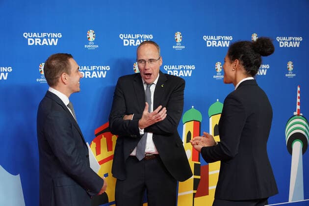 EM 2024 Botschafter Philipp Lahm und Celia Sasic mit Hessens Innenminister Peter Beuth bei der Auslosung der Qualifikationsgruppen zur Europameisterschaft 2024 in der Frankfurter Festhalle - Frankfurt 09.10.2022: EURO2024 Qualifying Draw EM 2024 Auslosung der Qualifikationsgruppen, Festhalle Frankfurt