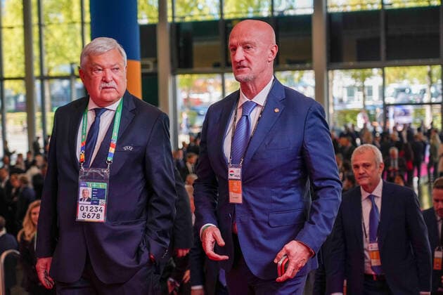 Offizieller Sandor Csanyi (l) und Trainer Marco Rossi (Ungarn, Hungary) bei der Auslosung der Qualifikationsgruppen zur Europameisterschaft 2024 in der Frankfurter Festhalle - Frankfurt 09.10.2022: EURO2024 Qualifying Draw EM 2024 Auslosung der Qualifikationsgruppen, Festhalle Frankfurt