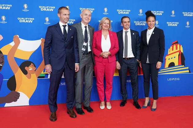 EM-Botschafter Philipp Lahm und Celia Sasic begrüßen UEFA Präsident Aleksander Ceferin (l), DFB-Präsident Bernd Neuendorf (2vl) und Innenministerin Nancy Faeser (M.) bei der Auslosung der Qualifikationsgruppen zur Europameisterschaft 2024 in der Frankfurter Festhalle - Frankfurt 09.10.2022: EURO2024 Qualifying Draw EM 2024 Auslosung der Qualifikationsgruppen, Festhalle Frankfurt