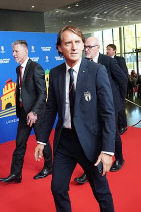 Italienische Delegation mit Trainer Roberto Mancini bei der Auslosung der Qualifikationsgruppen zur Europameisterschaft 2024 in der Frankfurter Festhalle - Frankfurt 09.10.2022: EURO2024 Qualifying Draw EM 2024 Auslosung der Qualifikationsgruppen, Festhalle Frankfurt