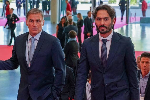 Türkische Delegation mit Nationaltrainer Stefan Kuntz (2vr) und Vorstand TFF Hamit Altintop (r) bei der Auslosung der Qualifikationsgruppen zur Europameisterschaft 2024 in der Frankfurter Festhalle - Frankfurt 09.10.2022: EURO2024 Qualifying Draw EM 2024 Auslosung der Qualifikationsgruppen, Festhalle Frankfurt