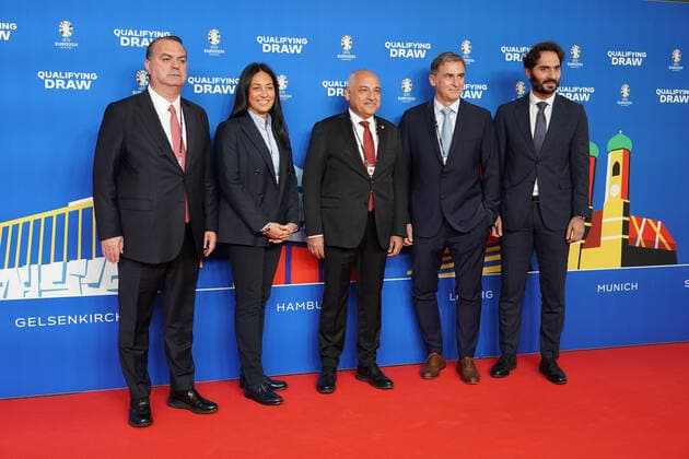 Türkische Delegation mit Nationaltrainer Stefan Kuntz (2vr) und Vorstand TFF Hamit Altintop (r) bei der Auslosung der Qualifikationsgruppen zur Europameisterschaft 2024 in der Frankfurter Festhalle - Frankfurt 09.10.2022: EURO2024 Qualifying Draw EM 2024 Auslosung der Qualifikationsgruppen, Festhalle Frankfurt