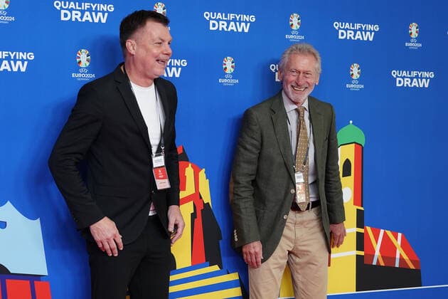 Thomas Helmer und Paul Breitner bei der Auslosung der Qualifikationsgruppen zur Europameisterschaft 2024 in der Frankfurter Festhalle - Frankfurt 09.10.2022: EURO2024 Qualifying Draw EM 2024 Auslosung der Qualifikationsgruppen, Festhalle Frankfurt