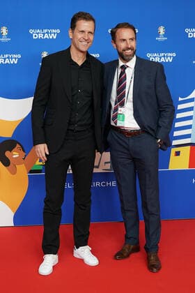 Manager der Nationalmannschaft Oliver Bierhoff (Deutschland Germany) mit Trainer Gareth Southgate (England) bei der Auslosung der Qualifikationsgruppen zur Europameisterschaft 2024 in der Frankfurter Festhalle - Frankfurt 09.10.2022: EURO2024 Qualifying Draw EM 2024 Auslosung der Qualifikationsgruppen, Festhalle Frankfurt