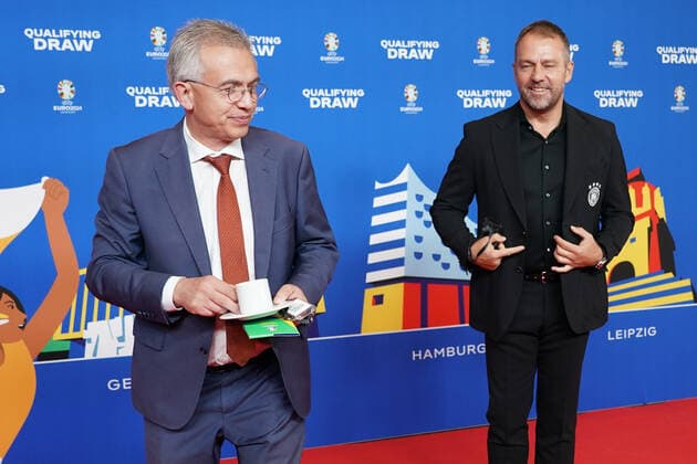 Bundestrainer Hansi Flick (Deutschland Germany) und Frankfurts Oberbürgermeister Peter Feldmann mit Kaffeetasse bei der Auslosung der Qualifikationsgruppen zur Europameisterschaft 2024 in der Frankfurter Festhalle - Frankfurt 09.10.2022: EURO2024 Qualifying Draw EM 2024 Auslosung der Qualifikationsgruppen, Festhalle Frankfurt