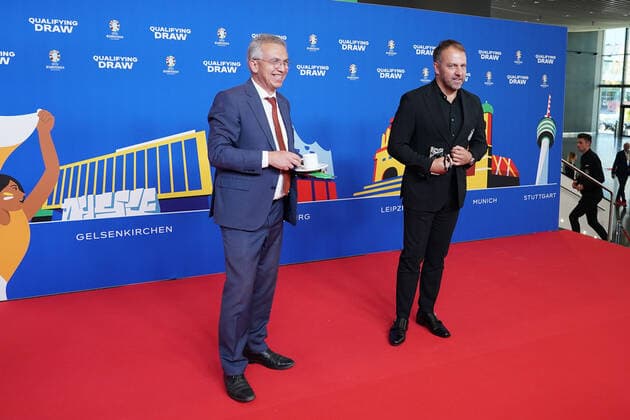 Bundestrainer Hansi Flick (Deutschland Germany) und Frankfurts Oberbürgermeister Peter Feldmann mit Kaffeetasse bei der Auslosung der Qualifikationsgruppen zur Europameisterschaft 2024 in der Frankfurter Festhalle - Frankfurt 09.10.2022: EURO2024 Qualifying Draw EM 2024 Auslosung der Qualifikationsgruppen, Festhalle Frankfurt