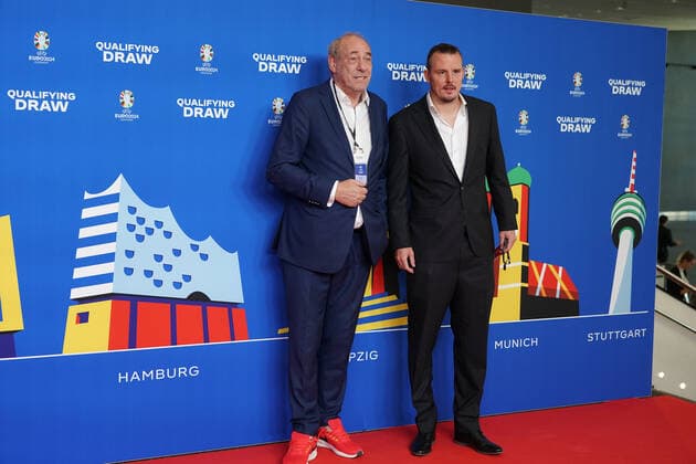 Präsident Peter Fischer und Alex Meier (Eintracht Frankfurt) bei der Auslosung der Qualifikationsgruppen zur Europameisterschaft 2024 in der Frankfurter Festhalle - Frankfurt 09.10.2022: EURO2024 Qualifying Draw EM 2024 Auslosung der Qualifikationsgruppen, Festhalle Frankfurt
