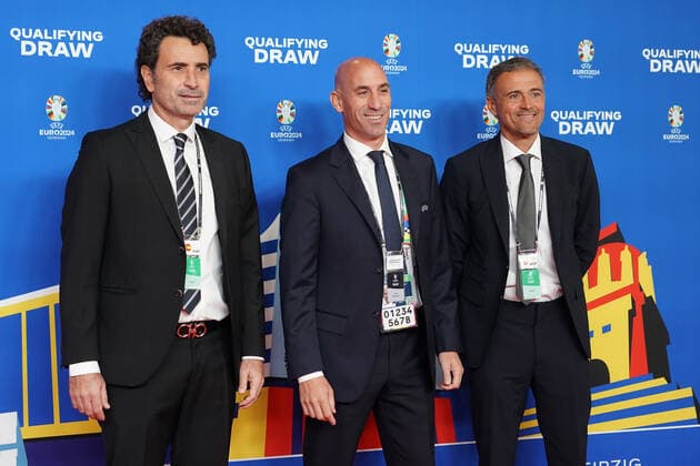 Delegation Spanien mit Nationaltrainer Luis Enrique Martinez bei der Auslosung der Qualifikationsgruppen zur Europameisterschaft 2024 in der Frankfurter Festhalle - Frankfurt 09.10.2022: EURO2024 Qualifying Draw EM 2024 Auslosung der Qualifikationsgruppen, Festhalle Frankfurt