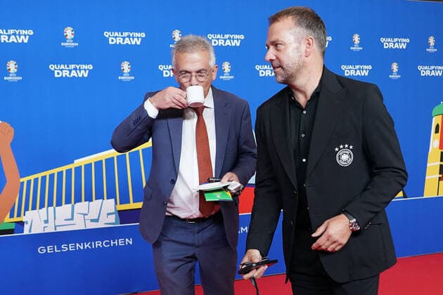 Bundestrainer Hansi Flick (Deutschland Germany) und Frankfurts Oberbürgermeister Peter Feldmann mit Kaffeetasse bei der Auslosung der Qualifikationsgruppen zur Europameisterschaft 2024 in der Frankfurter Festhalle - Frankfurt 09.10.2022: EURO2024 Qualifying Draw EM 2024 Auslosung der Qualifikationsgruppen, Festhalle Frankfurt