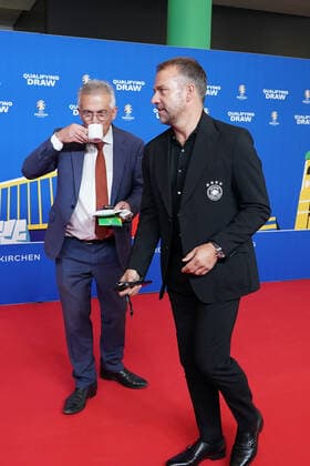 Bundestrainer Hansi Flick (Deutschland Germany) und Frankfurts Oberbürgermeister Peter Feldmann mit Kaffeetasse bei der Auslosung der Qualifikationsgruppen zur Europameisterschaft 2024 in der Frankfurter Festhalle - Frankfurt 09.10.2022: EURO2024 Qualifying Draw EM 2024 Auslosung der Qualifikationsgruppen, Festhalle Frankfurt