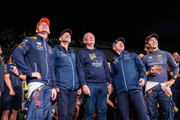 Formula 1 2022 Honda Japanese Grand Prix 09.10.2022, Suzuka International Racing Course, Suzuka, Formula 1 2022 Honda Japanese Grand Prix , im Bild Weltmeister 2022 Max Verstappen (NEL), Oracle Red Bull Racing, Technikchef Adrian Newey, Motorsportchef Dr. Helmut Marko (Red Bull Racing Honda), Teamchef Christian Horner (Red Bull Racing Honda), Sergio Perez (MEX), Oracle Red Bull Racing.