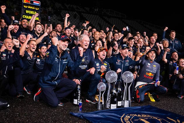Formula 1 2022 Honda Japanese Grand Prix 09.10.2022, Suzuka International Racing Course, Suzuka, Formula 1 2022 Honda Japanese Grand Prix , im Bild Weltmeister 2022 Max Verstappen (NEL), Oracle Red Bull Racing, Technikchef Adrian Newey, Motorsportchef Dr. Helmut Marko (Red Bull Racing Honda), Teamchef Christian Horner (Red Bull Racing Honda), Sergio Perez (MEX), Oracle Red Bull Racing.