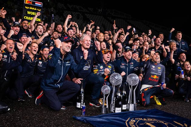 Formula 1 2022 Honda Japanese Grand Prix 09.10.2022, Suzuka International Racing Course, Suzuka, Formula 1 2022 Honda Japanese Grand Prix , im Bild Weltmeister 2022 Max Verstappen (NEL), Oracle Red Bull Racing, Technikchef Adrian Newey, Motorsportchef Dr. Helmut Marko (Red Bull Racing Honda), Teamchef Christian Horner (Red Bull Racing Honda), Sergio Perez (MEX), Oracle Red Bull Racing.